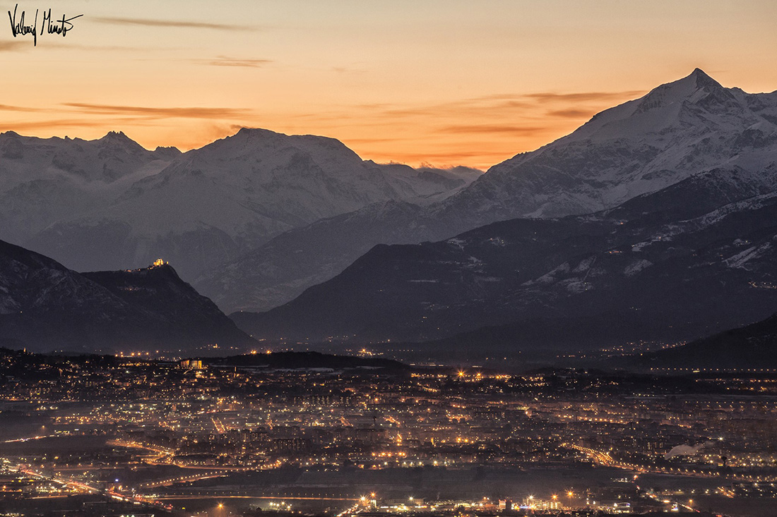 L'imbocco della Valle di Susa visto da Torino. In primo piano Rivoli e il suo Castello, a sinistra la Sacra di San Michele, in alto a destra il profilo del Rocciamelone - 25.02.16 - #fotodelgiorno di Valerio Minato